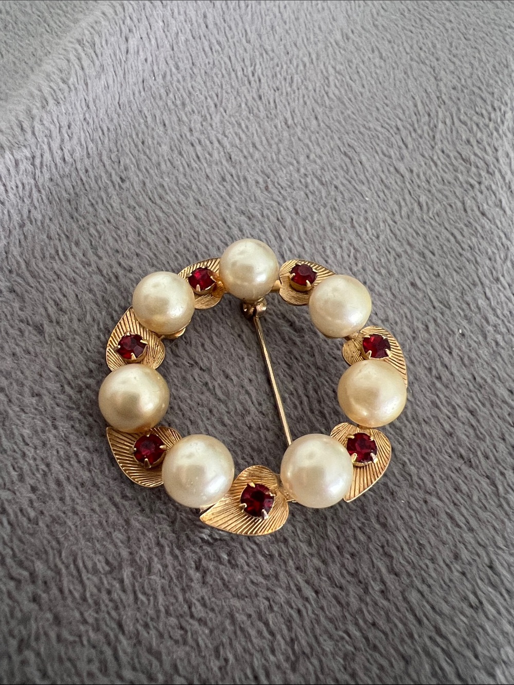 Vintage Gold-Tone Pearl‎ & Garnet Leaf Wreath Circle Brooch - Women Jewelry - Picture 5 of 7